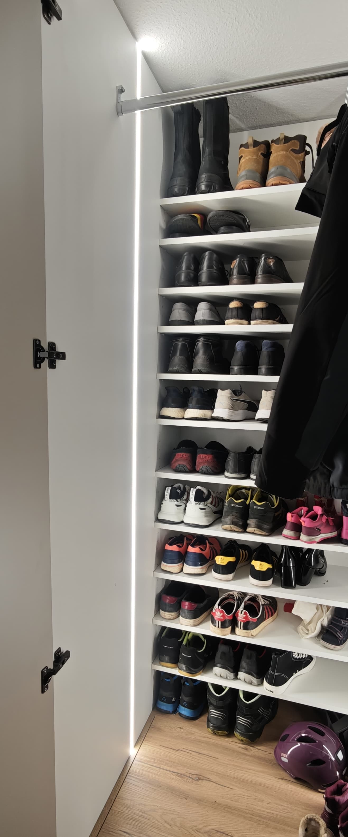 Garderobenschrank mit LED und Türsensoren